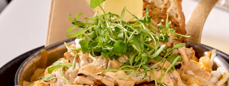 THE CHIPOTLE CHICKEN MAC - Pepper jack and mozzarella blend, grilled
chicken, lime, and chipotle crema.